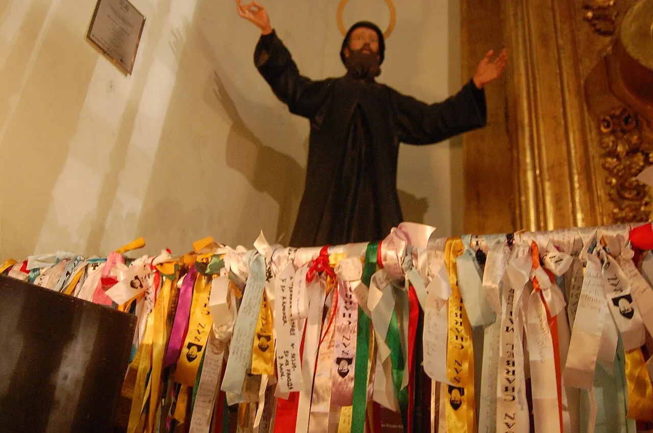 Statue des heiligen Charbel mit Gebetsbändern in der Kathedrale von Mexiko-Stadt.
