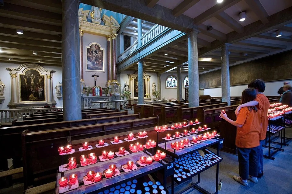 Interior of the Begijnhof Catholic Chapel in Amsterdam, where devotion to the Miracle continued