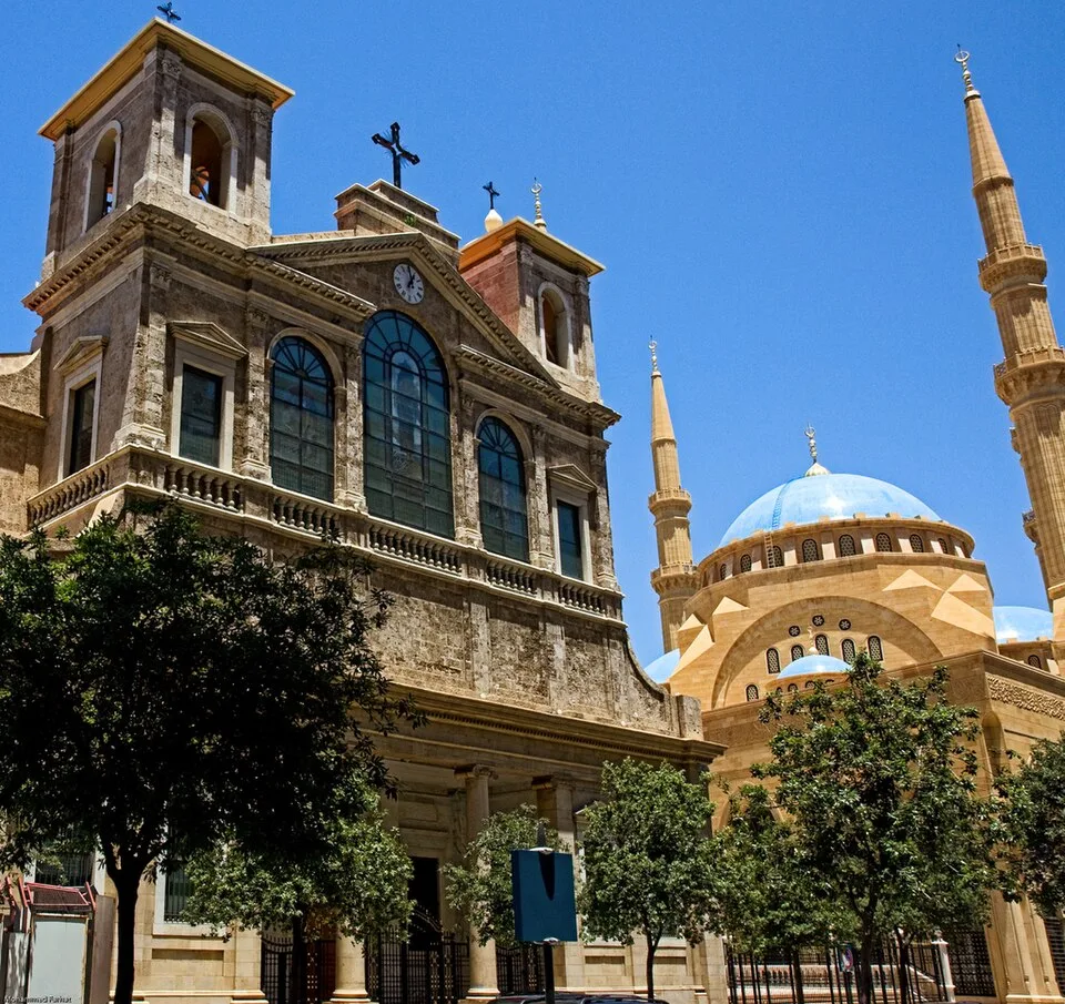 كاتدرائية القديس جرجس المارونية في وسط بيروت، وجامع محمد الأمين بجانبها
