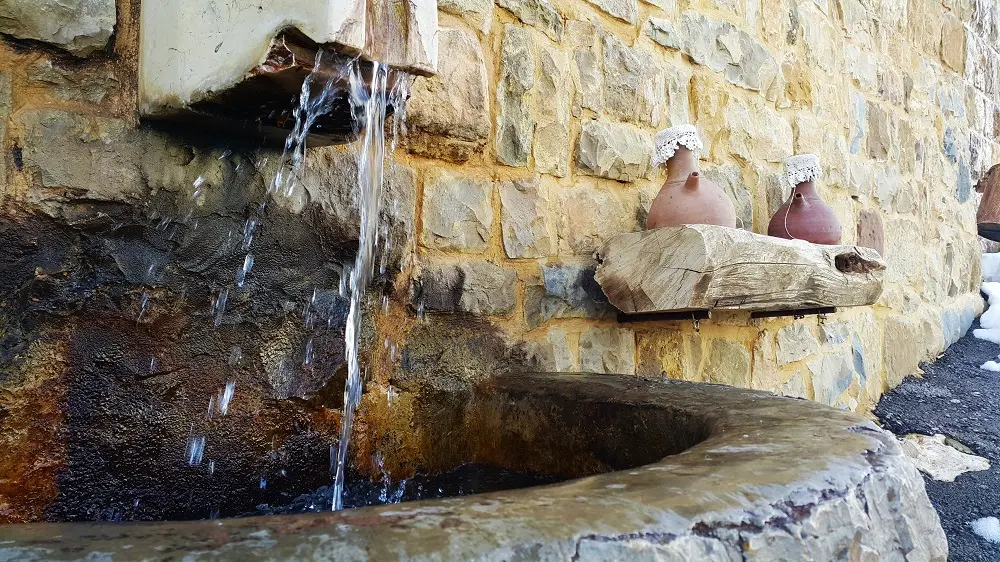 Ein steinerner Quellbrunnen in Bekaa Kafra mit Tonkrügen. Foto: LebanonUntravelled.com