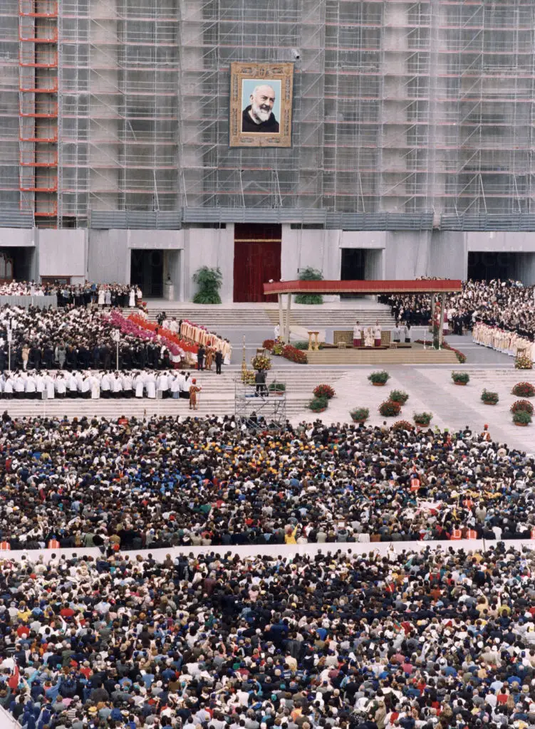 The crowd in Saint Peter's Square for the beatification of Padre Pio in 1999